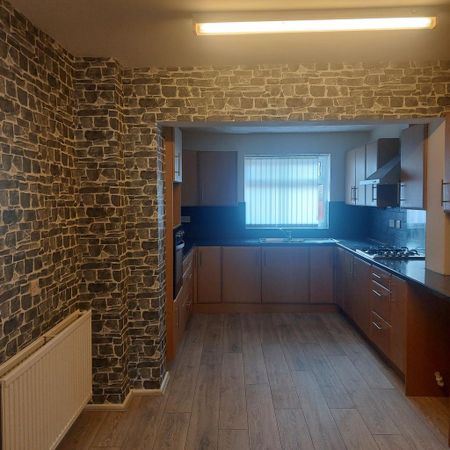 4 bedroom semi-detached house to rent - Photo 2