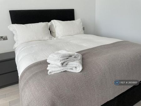 1 bedroom in a flat share to rent - Photo 3