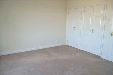 Spacious light and airy 2 bedroom split level maisonette in a central location with GARAGE & PARKING. - Photo 4