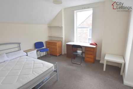 5 Bedroom Semi-Detached House - Photo 3