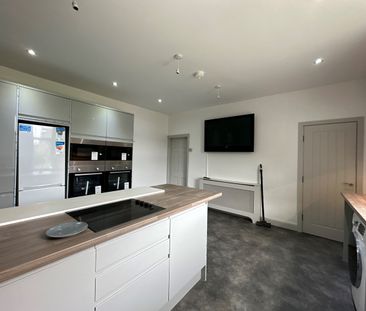 3 Bed Semi-Detached House, Elland Road, LS27 - Photo 1