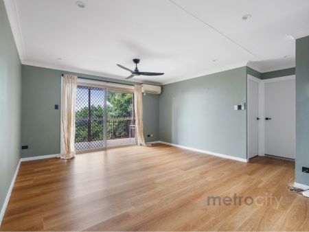 This 2 Bed, 2 bath with air con is calling your name! - Photo 2