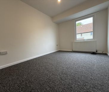 3 bedroom end of terrace house to rent - Photo 2