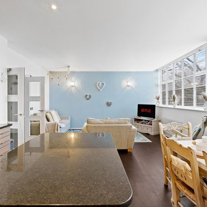 2 Bed Flat, Princes House, BN1 - Photo 1