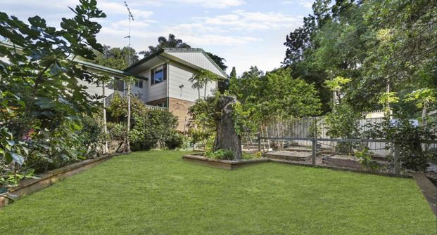 Five Bedroom Home in Sought-After Mount Lofty Location - Photo 1