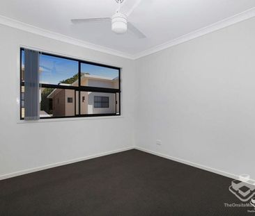 Lovely & Spacious 3-Storey Townhouse in a Convenient Capalaba Location - Photo 2