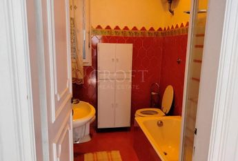 Ardeatina-Divino Amore: Quiet, charming rustic villa, big and well-curated garden, 3 beds, 1 study, 3 baths, living room, kitchen, with terraces , AC and parking space. Ref 2322