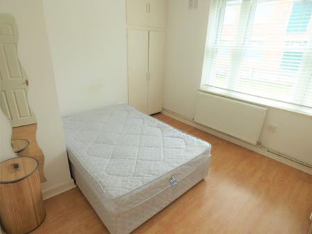 3 bedroom flat to rent - Photo 2