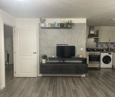 2 Bed Flat, Oscar Wilde Road, RG1 - Photo 1