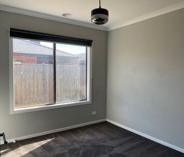 Stunning Family Home in Manzeene Estate - Photo 5