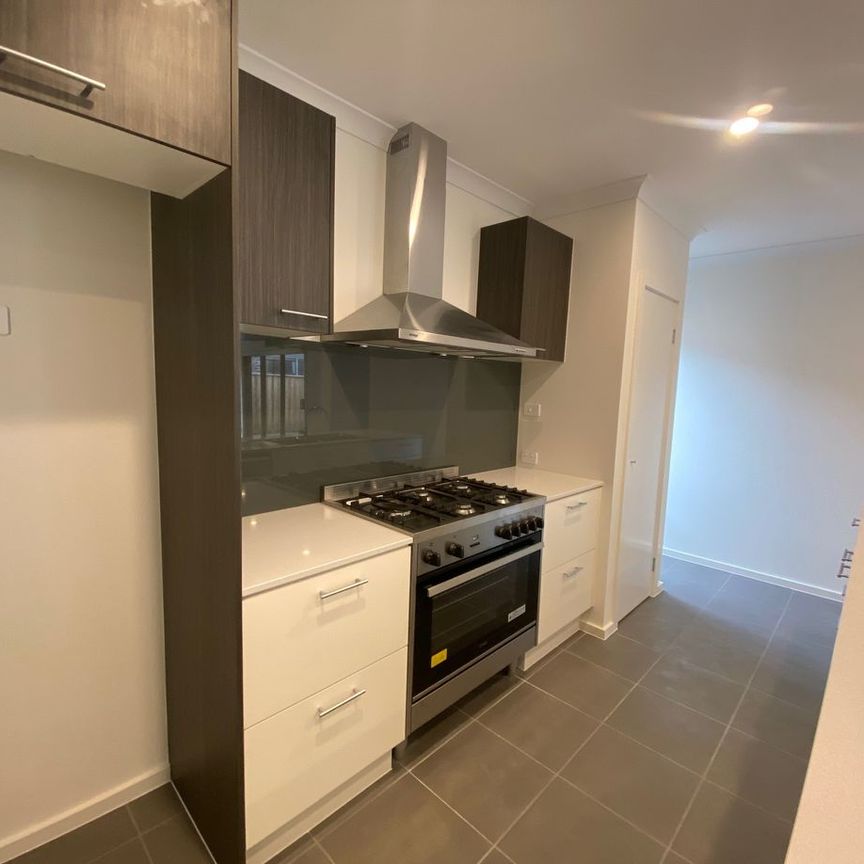 Modern 4 Bedroom Home - Photo 1