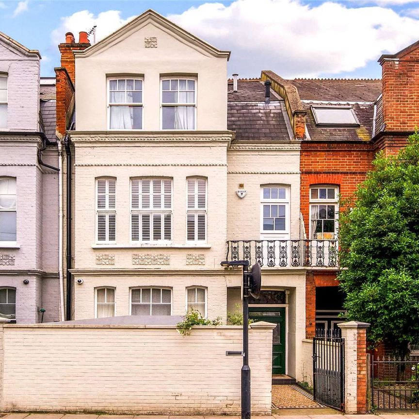 Spacious 7 bedroom family home benefiting from luxurious finishing and high ceilings throughout, with fantastic views over the adjacent Hurlingham Park - Photo 1