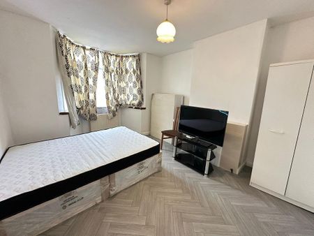 3 bedroom semi-detached house to rent - Photo 5