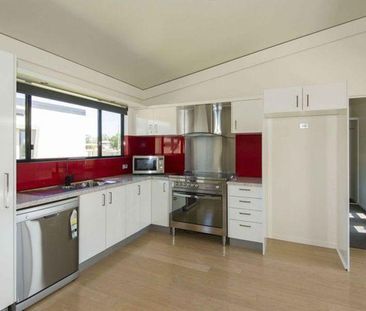 2 BEDROOM, 2 BATHROOM MODERN UNIT PARTLY FURNISHED - Photo 4