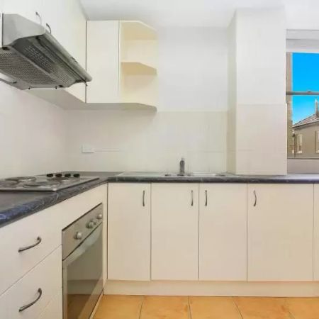 SPACIOUS STUDIO APARTMENT IN ULTRA CONVENIENT LOCATION - Photo 4