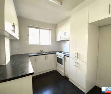 Charming Apartment in the Heart of Essendon - Photo 3