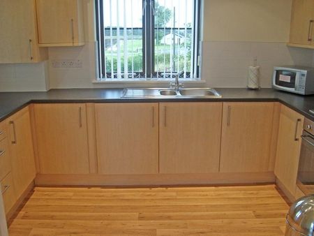 2 bedroom flat to rent - Photo 4