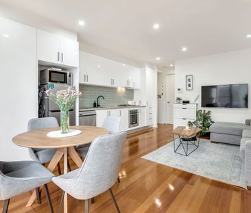 Comfortable living in a prime Thornbury location - Photo 2