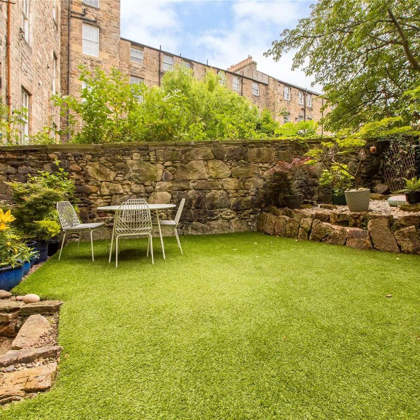 A delightful main door three bedroom garden flat, available on a furnished basis and located in a popular New Town location. - Photo 1