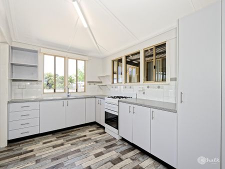 9 MONTH LEASE ONLY !!!! 3 X 1 BEACH BUNGALOW IN ROCKINGHAM !!! - Photo 2