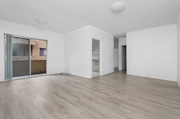 Well-Presented Two-Bedroom Apartment with Double Lock-Up Garage - Photo 1