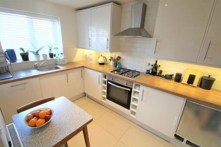 3 bedroom end of terrace house to rent - Photo 5