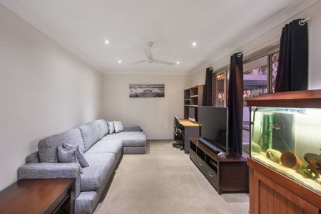 Family home in quiet street - Photo 2