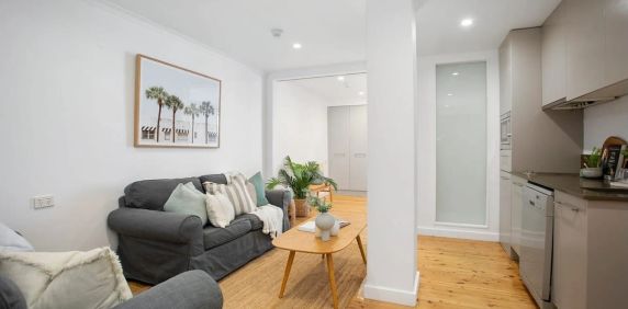Executive Coastal Living in the Heart of Manly Village -Fully Furnished - Photo 2