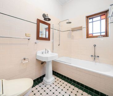 Expansive 4-5 B/R Family Home - Photo 3