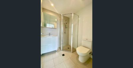 X Large Balcony TOP Floor Apartment - Photo 5