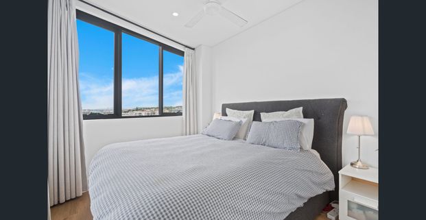 Sophisticated top floor living - Photo 1