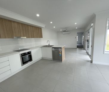 Stylish, Modern & Compact Family Home - Photo 5