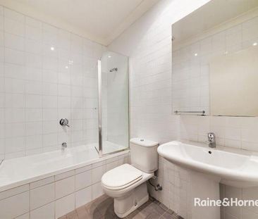 FAMILY SIZED TOWNHOUSE IN PRIME POSITION - Photo 5