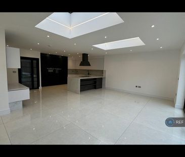 5 bedroom semi-detached house to rent - Photo 3