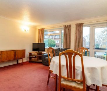 2 bedroom Maisonette to rent in Claire Court, Westfield Park, Hatch... - Photo 6