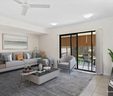 Modern Townhouse with Quick Motorway Access and Nearby Shops - Photo 1