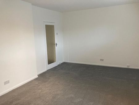 3 bedroom flat to rent - Photo 3