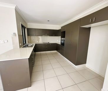 4 Bedroom Home in Quiet Pacific Pines Location! - Photo 2