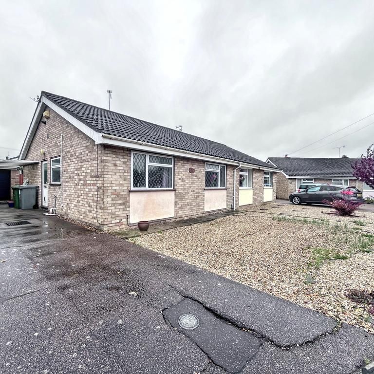 2 bedroom semi-detached bungalow to rent - Photo 2