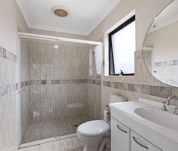 BEUTIFULLY APPOINTED MODERN 3 BEDROOM TOWNHOUSE - Photo 6