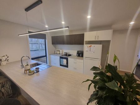 Modern 3 Bedroom, 2 Bathroom Townhouse - Photo 5