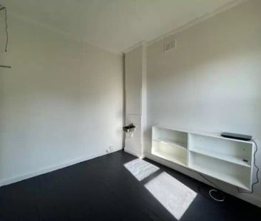 Studio with 1 bedroom & 1 bathroom - Photo 3