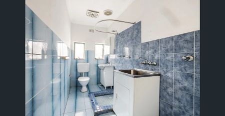 SPACIOUS 2 BEDROOM FRONT HOUSE - Photo 4