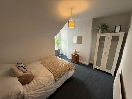 5 bedroom flat to rent - Photo 4