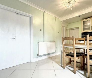 1 bedroom in a flat share to rent - Photo 2