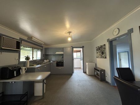 NEAT & TIDY STUDIO LIVING ! - Photo 4