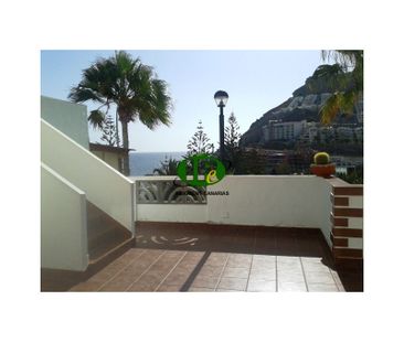 Apartment mit 1 Schlafzimmer. Wohnbereich mit Sofa, großem TV und i... - Photo 2