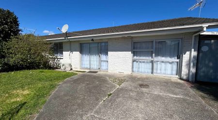 Charming & Spacious 2 Bedroom Home with an add... - Photo 2