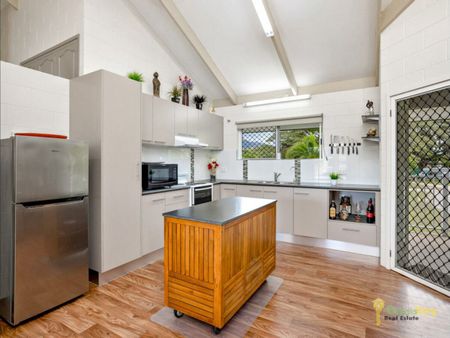 Beautifully Maintained Upstairs Unit In Outstanding Location!! - Photo 2