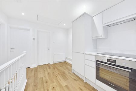 Recently refurbished 1st floor flat with access from ground floor. EPC rating: C - Photo 4